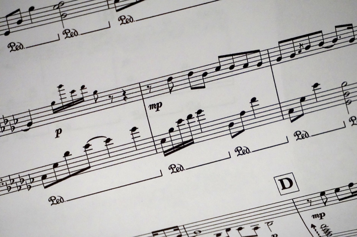Partituras musicales en una tableta digital para práctica