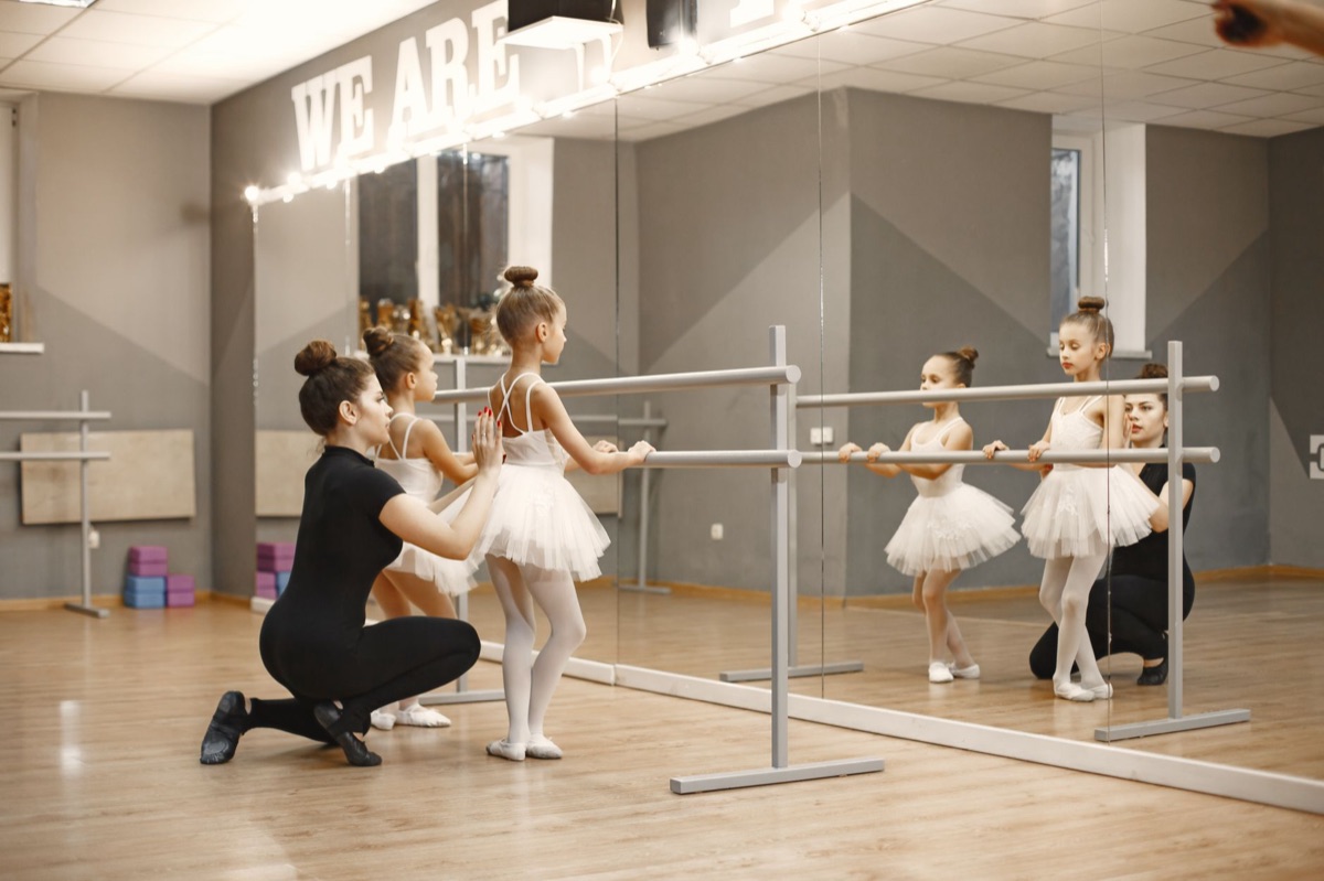 sala prove danza K-pop con grandi specchi