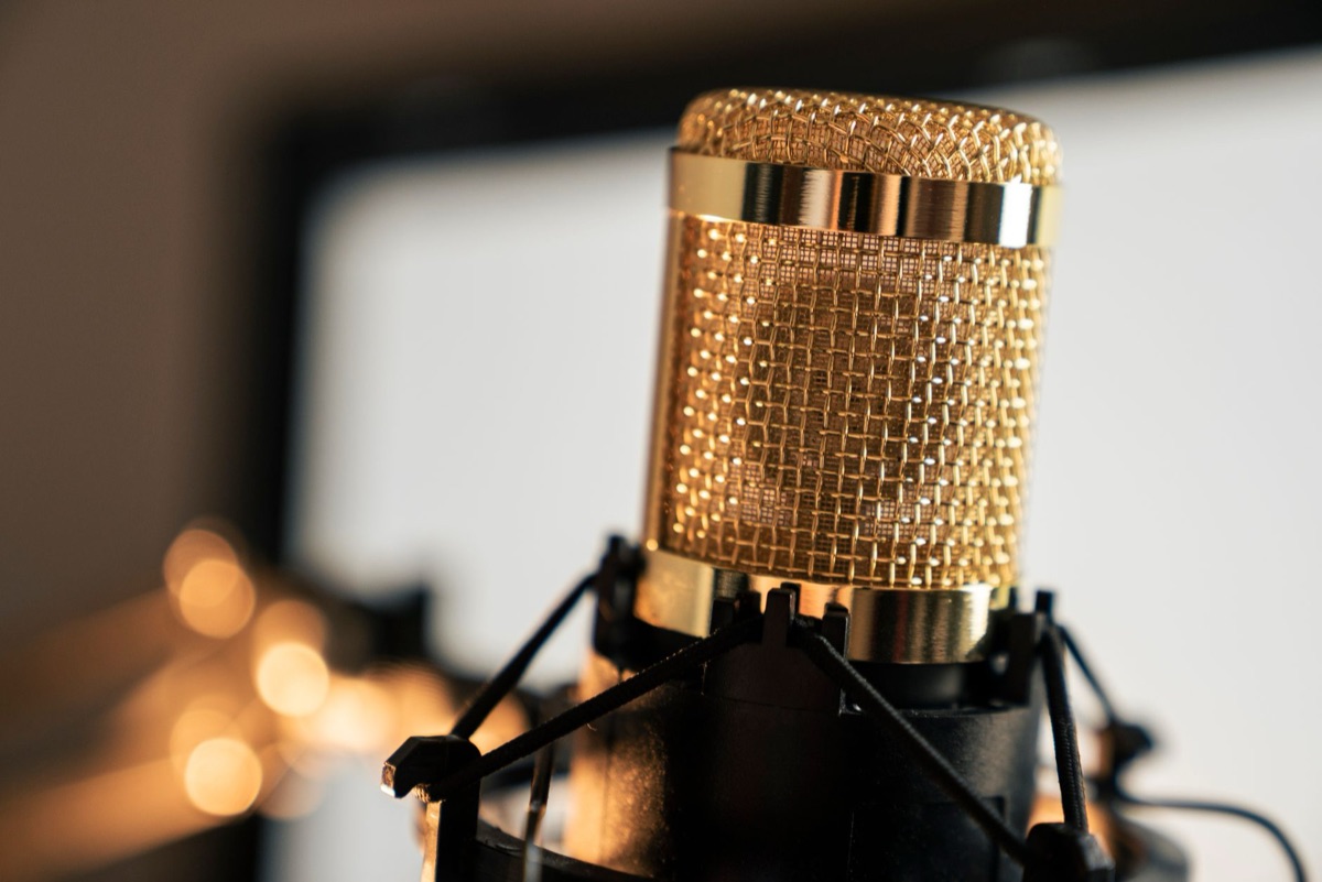 microfono professionale in uno studio di registrazione
