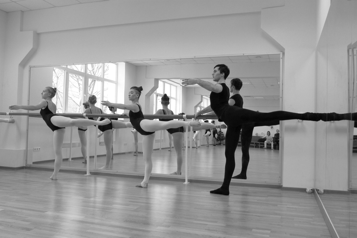 Professionelles Tanzstudio mit Spiegeln