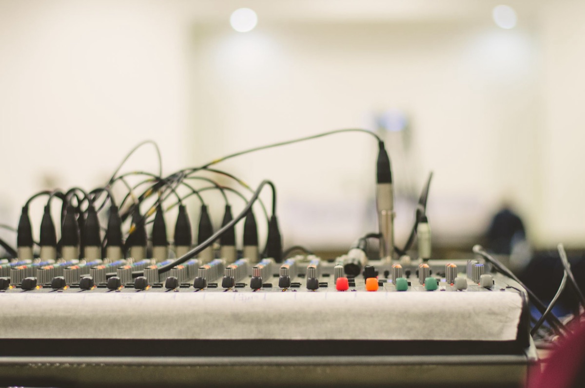Modernes Aufnahmestudio mit Mikrofon