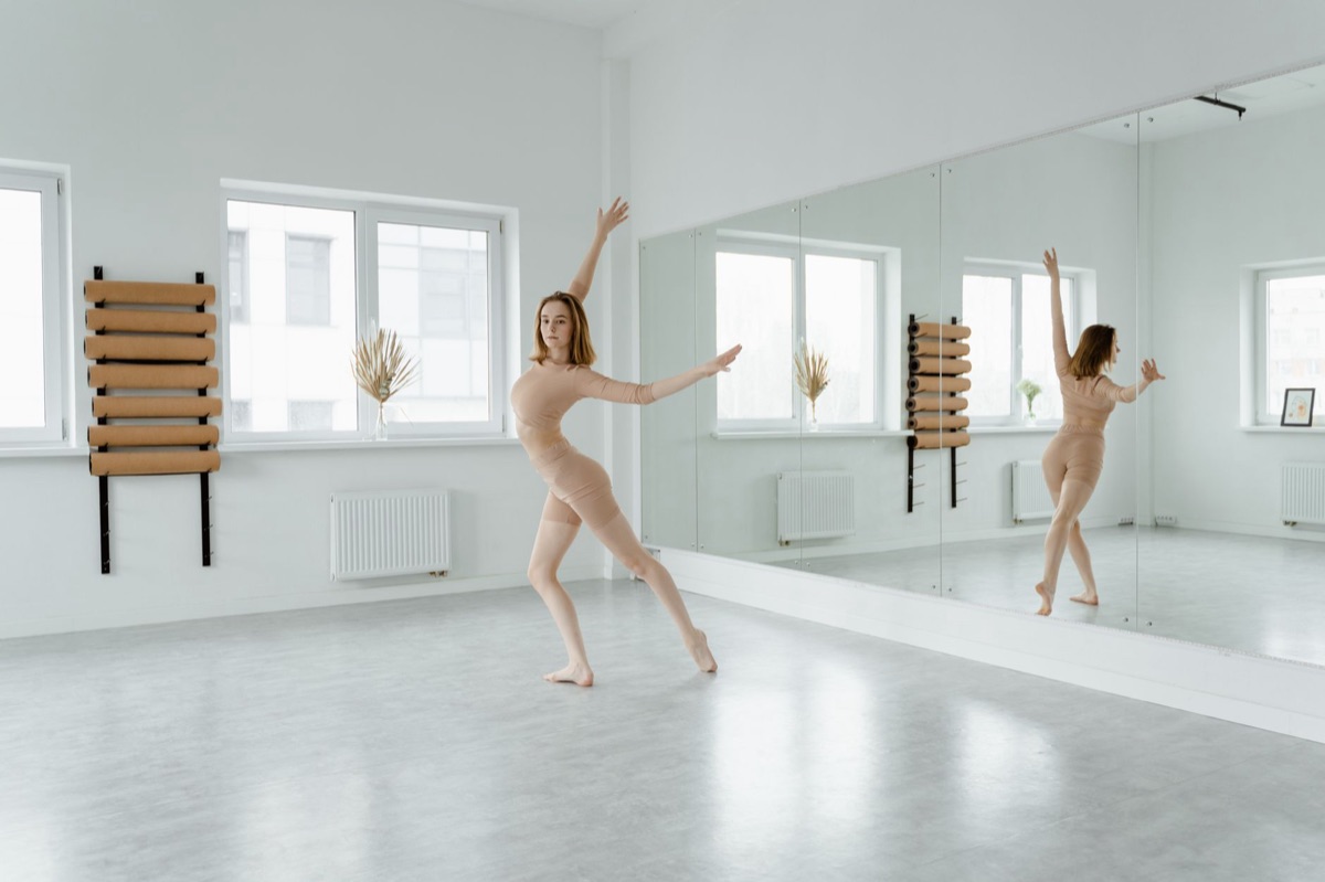 Sala de ensayo de baile profesional con espejos.