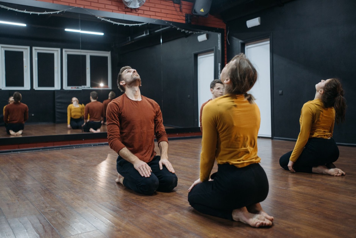 Une salle de danse professionnelle avec un sol brillant et des miroirs.