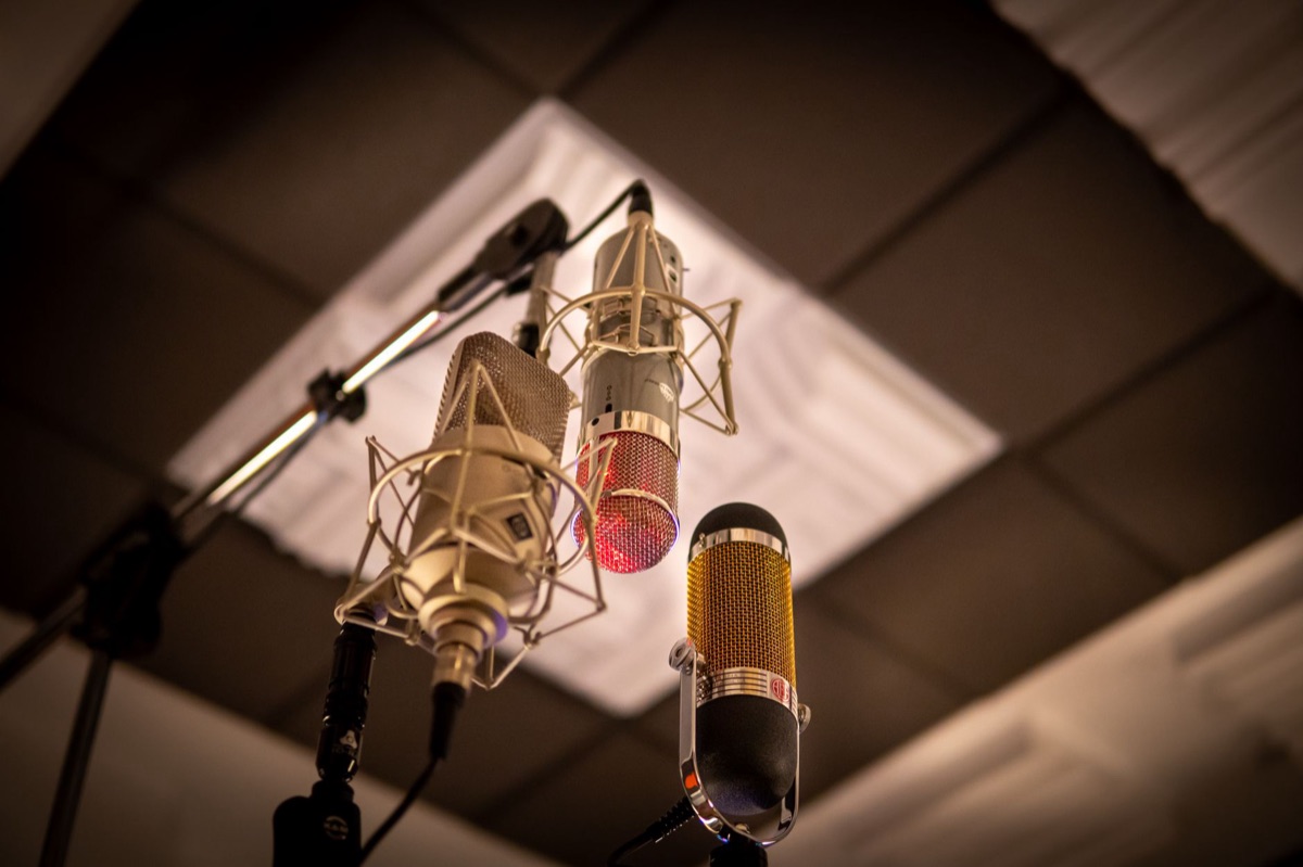 Un microphone de studio professionnel pour l'enregistrement vocal.