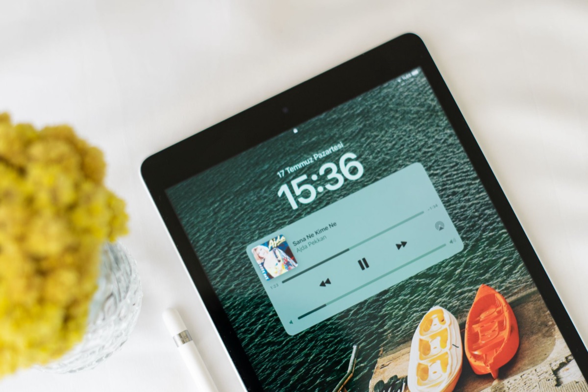 Visualizzazione digitale di una traccia audio su un tablet.