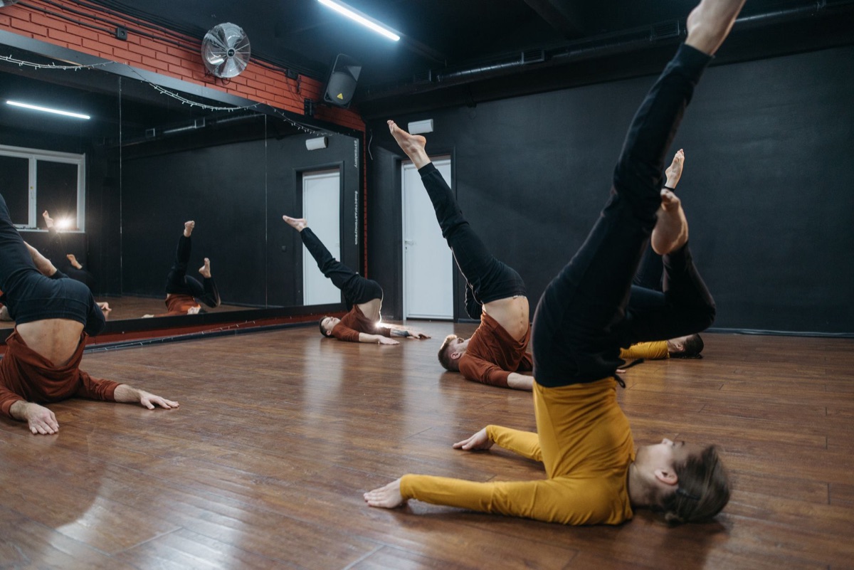 Een moderne dansstudio voor K-pop trainees.