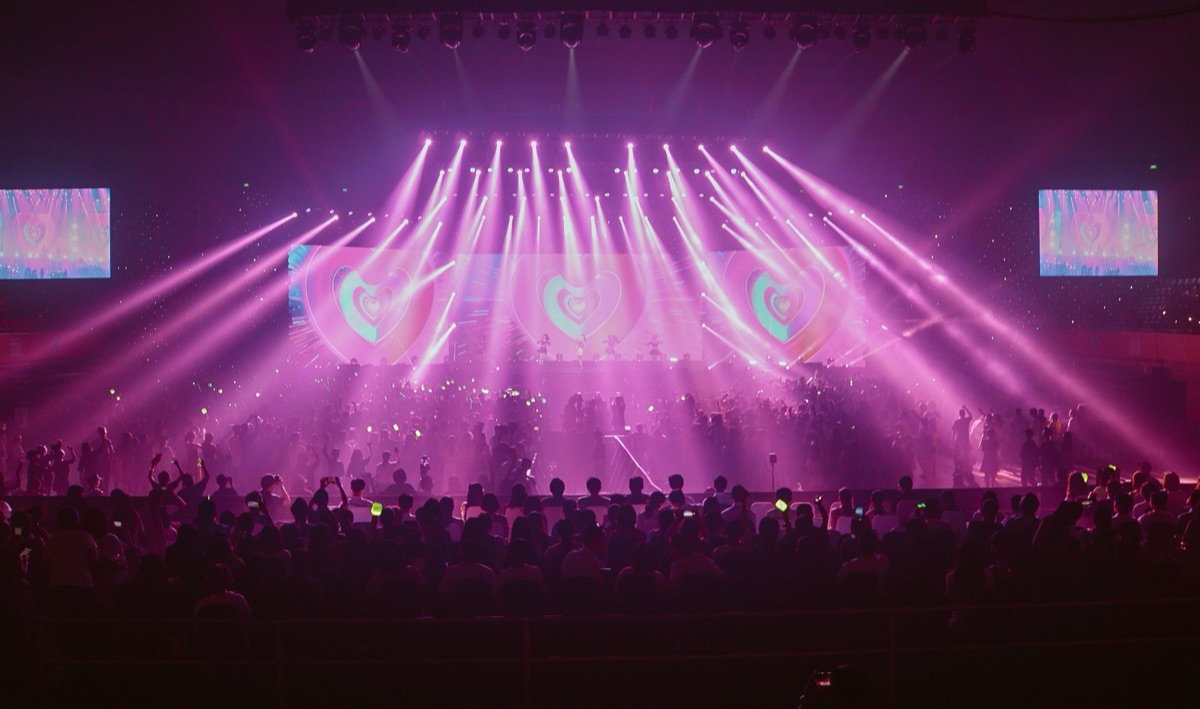 Een menigte met K-pop lightsticks tijdens een concert.