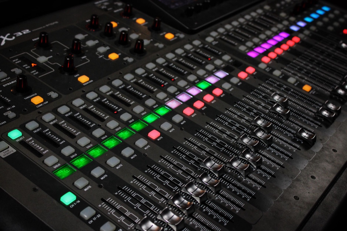 Console de produção musical digital para composição de K-pop.