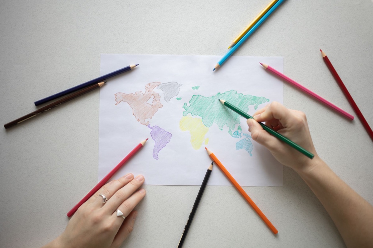 mapa de expansión global con marcadores de artistas k