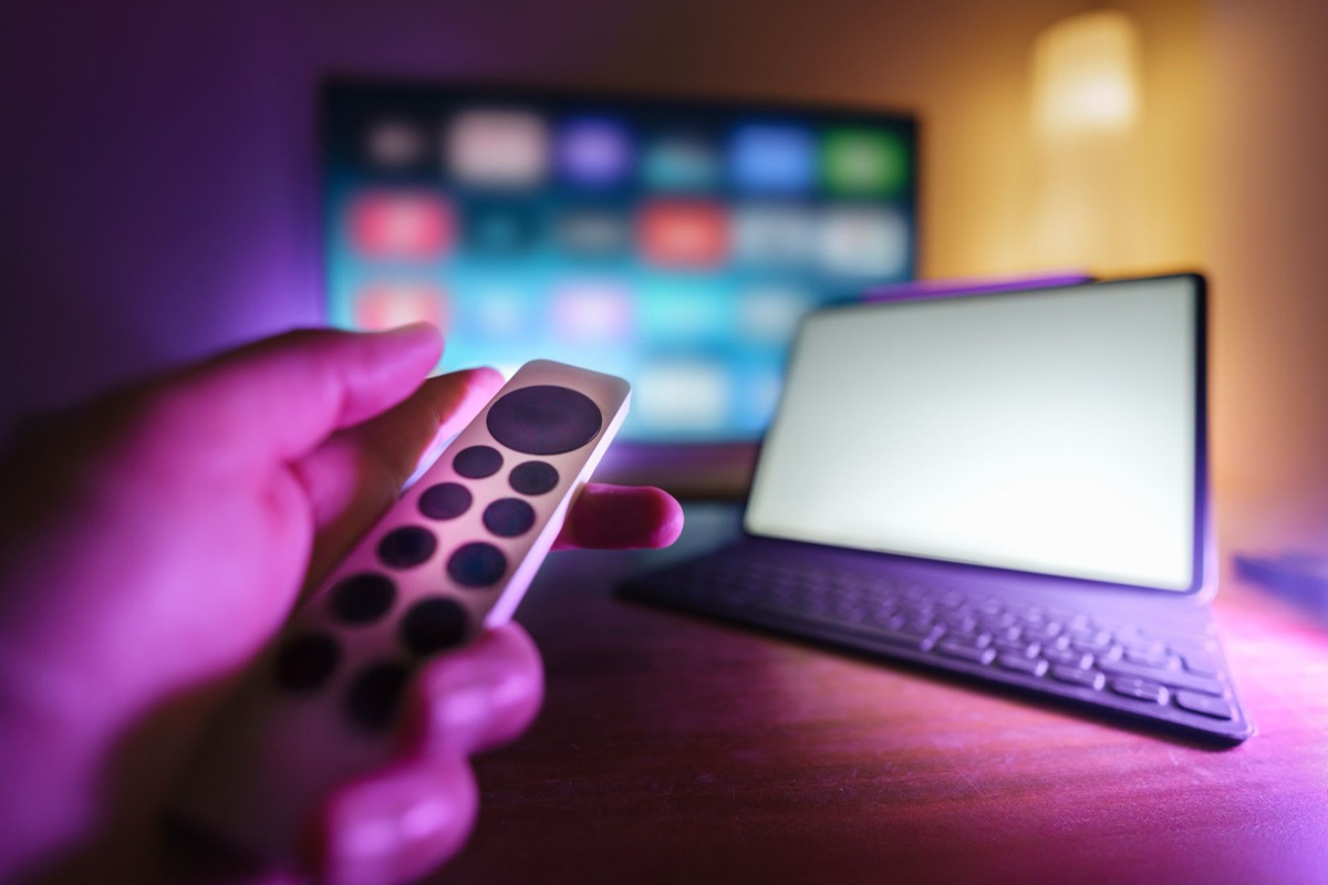 Télécommande de télévision et interface de streaming.