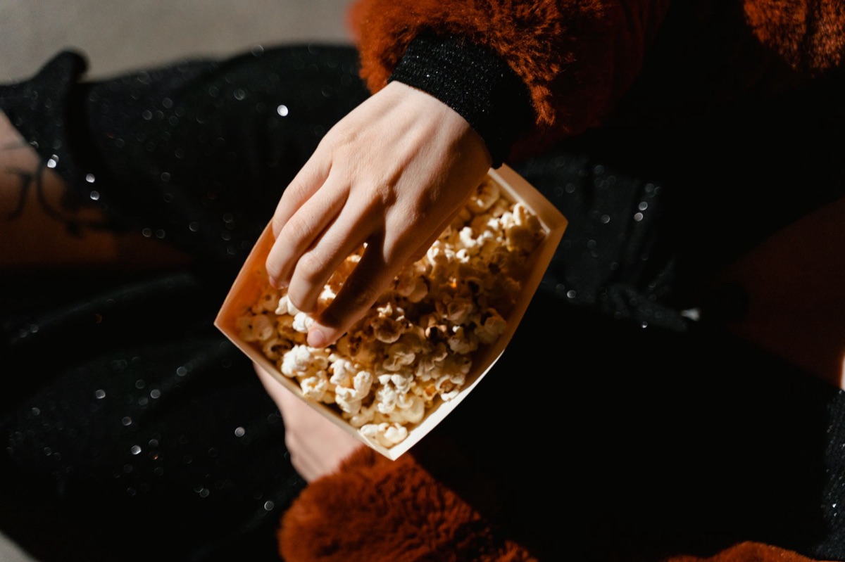 Seau de pop-corn pour une soirée cinéma.