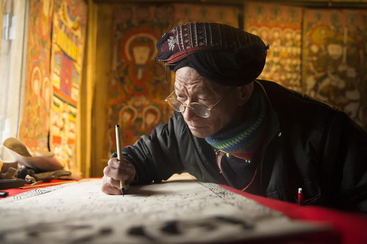 artist, pen, painting, man, elderly, glasses, craftsman, traditional, tradition, artistic, culture, painter, drawing, asian, laos, asia, artist, artist, artist,