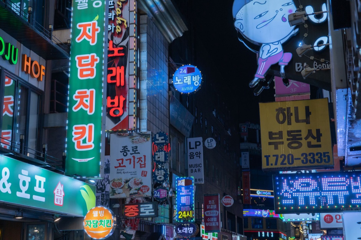K-pop billboard chart with global rankings