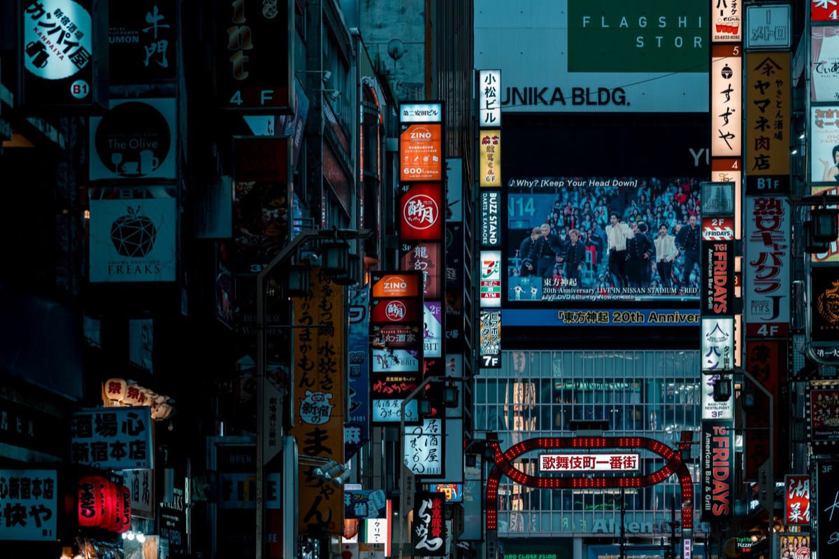 Artista K-pop di fronte a un cartello Billboard