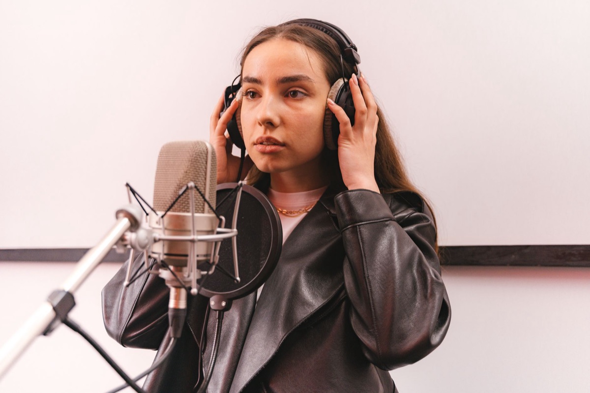 K-POP-Artist in Studio mit Strategie