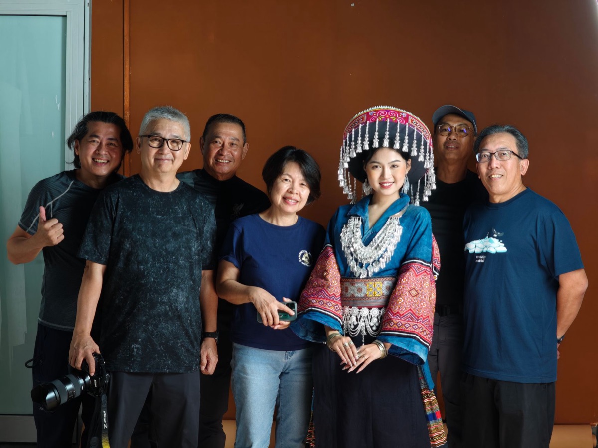 K-artist with team
