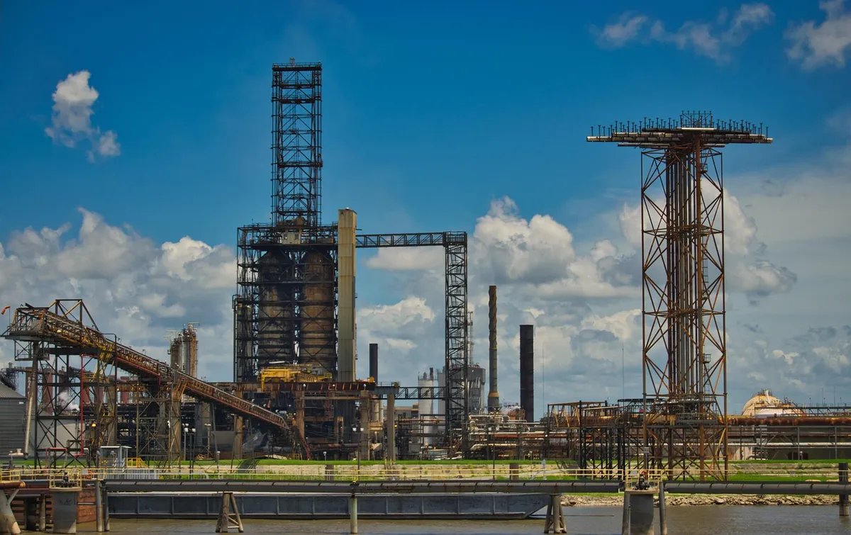 oil refinery, industry, oil, mineral oil, architecture, factory, factory building, pipeline, towers, rusty, industrial plant, ugly, old, nature, heavy industry,