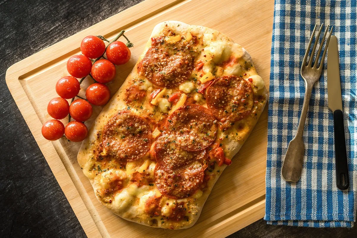 トマト、パスタ、食品、食事、チーズ、木製の板、焼いた、サラミ、前面、フラットレイ