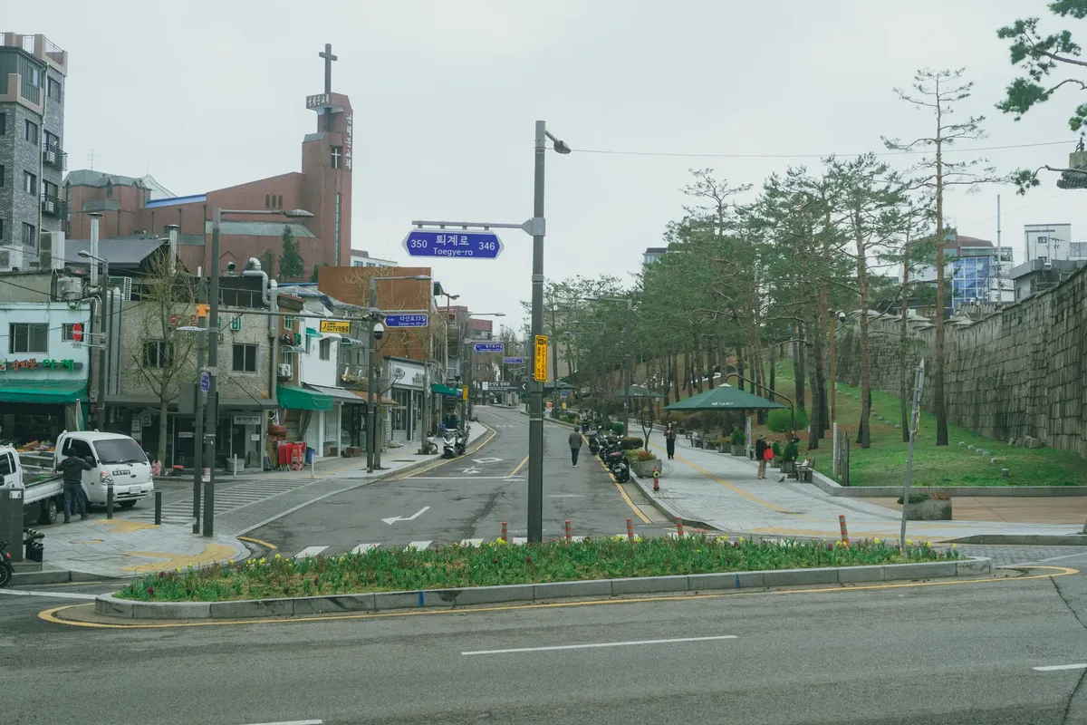 ソウルの都会的な街並み。韓国の建築と都市生活を紹介。